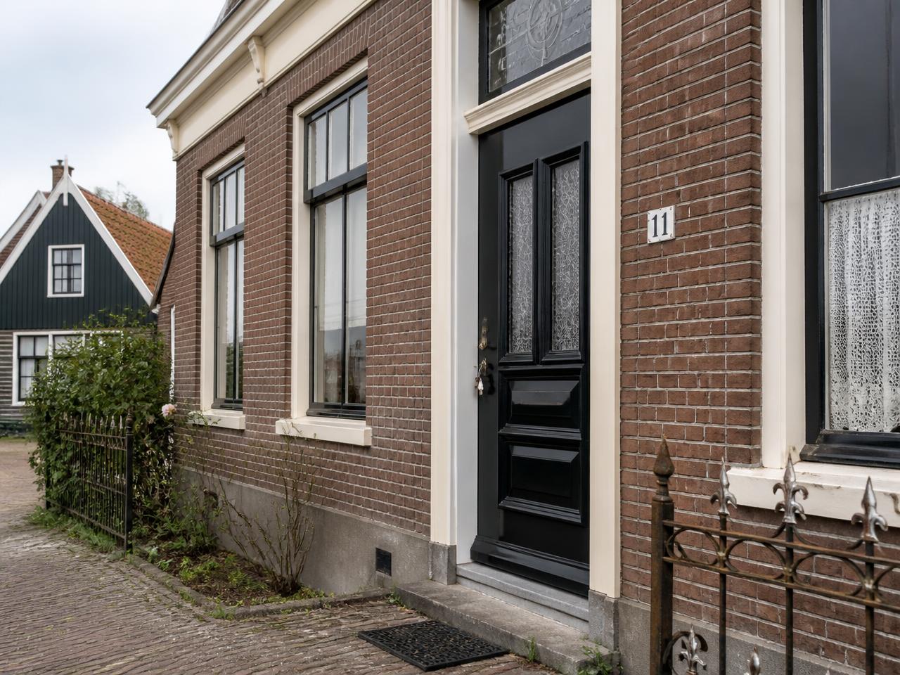 Voordeur van een woning in een dorpsstraat in Castricum